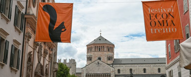 L’immagine che accompagna la New sugli interventi di Intesa Sanpaolo al Festival dell’Economia di Trento, ritrae uno scorcio del Duomo di Trento e le bandierine del Festival appese lungo le strade della città