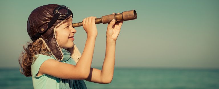 L’immagine che accompagna la News sul rinnovo della partnership tra Intesa Sanpaolo e Fondazione Cariplo per l’economia circolare promossa con il Circular Economy Lab, ritrae una bambina che indossa un casco di cuoio vintage e che osserva l'orizzonte con un vecchio cannocchiale