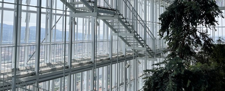 L’immagine che accompagna la News su Intesa Sanpaolo e Messina sempre al top in Europa per IR e ESG, secondo Extel, ritrae la serra bioclimatica del grattacielo di Intesa Sanpaolo a Torino